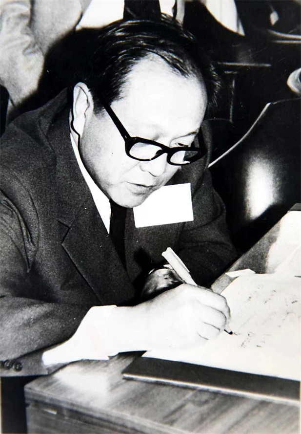 1979年，天下卫生组织考察确证我国已于60年月初祛除天花。12月，北京生研所所长章以浩作为全球祛除天花证实委员会成员，在全球祛除天花证书上签字。次年5月，天下卫生组织第33届天下卫生大会宣布全球已祛除天花.jpg