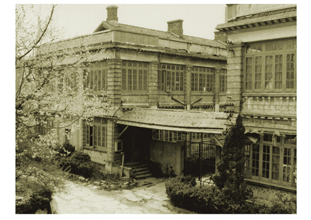 1949年新中国建设前后，中央防疫实验处先后更名为中央防疫处、天坛防疫处。12月，移交中华人民共和国卫生部直接向导。同年，华东人民制药公司上海生物制品厂（上海生物制品研究所前身）建设，图为上海生物制品厂.jpg