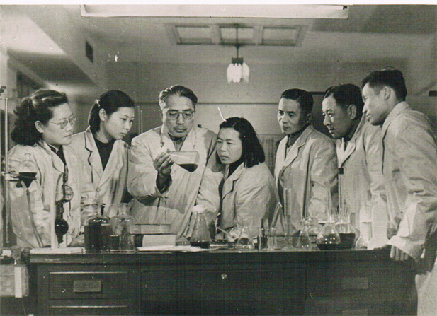 1950年月，著名微生物药物学家，后任上海医药工业研究院抗生素室主任、副院长、信用院长的童村，与科研职员在一起开展课题研究。.jpg