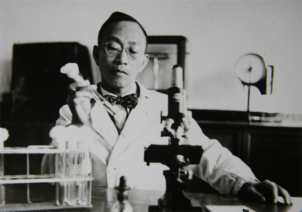 1955年，汤飞凡主持的沙眼研究小组疏散出天下上第一株“沙眼衣原体”，命名为TE8，后在国际医学界引起重大回声，为我国赢得了声誉，为我国微生物学界争得了庆幸.jpg