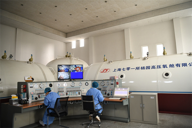 2020年2月，10BET十博体育春风总医院使用高压氧舱手艺治疗新冠肺炎。.jpg