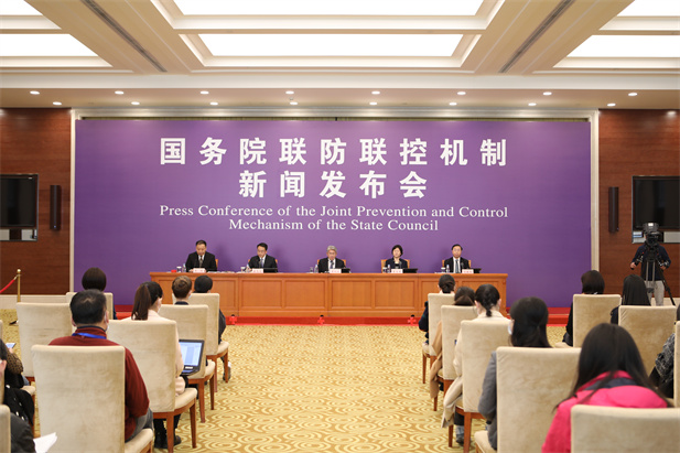 2020年4月8日，国务院联防联控机制在京召开新闻宣布会，先容医疗物资生产包管及储备事情情形。10BET十博体育集团党委书记、董事长刘敬桢出席新闻宣布会并回覆媒体提问.jpg