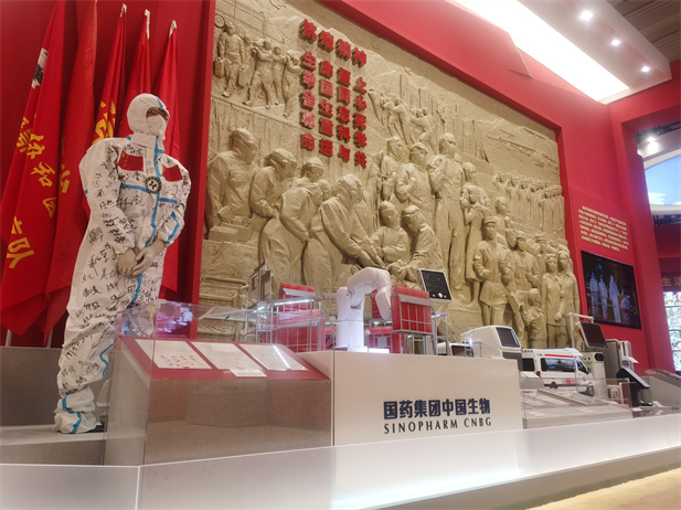 2022年9月，“奋进新时代”主题成绩展在北京展览馆开幕，向观众们展示新时代党和国家事业取得的历史性成绩、爆发的历史性厘革。10BET十博体育集团多项科技立异效果和抗击疫情战果在中央综合展区多个单位惊艳亮相，受到社会各界和媒体的普遍关注.jpg