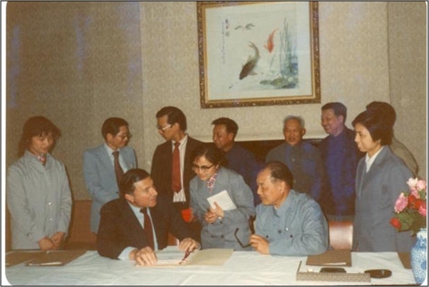 1982年5月，上海施贵宝合资签约仪式，是中国刷新开放以后建设的第一家中美合资制药企业。.png