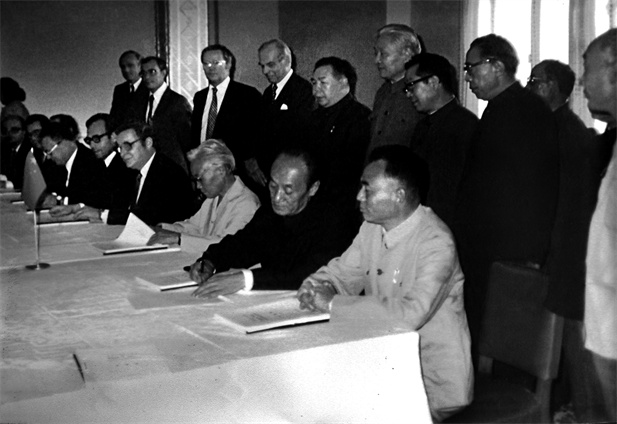 1982年11月，中瑞合资企业华瑞制药在京签约.jpg