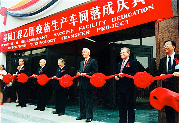 1989年，中国生物制品总公司建设。同年，北京生物制品研究所率先从美国默克公司引进重组酵母乙肝疫苗工业化生产手艺.jpg