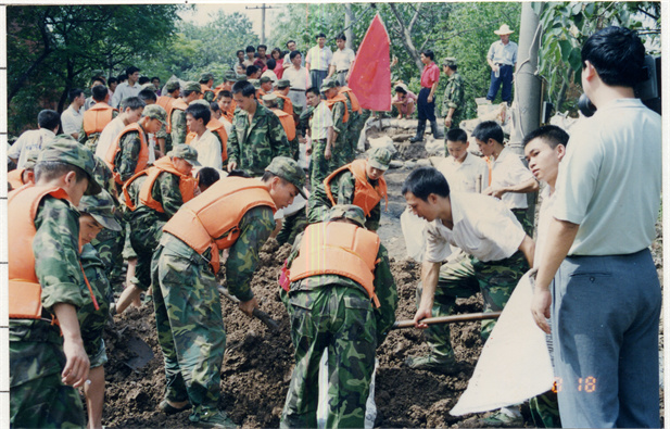 1998年8月15日，太极集团派出41名员工组成抗洪抢险队，赴湖北荆州抗洪抢险。.jpg