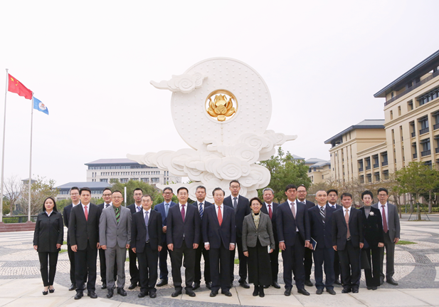 2024年2月26日，10BET十博体育集团党委书记、董事长刘敬桢一行会见澳门大学，双方签署战略相助协议并就进一步深化相助举行谈判。澳门大学校长宋永华、副校长徐建，10BET十博体育集团副总司理（主持谋划事情）胡建伟，副总司理董增贺、晋斌等出席运动。1.png