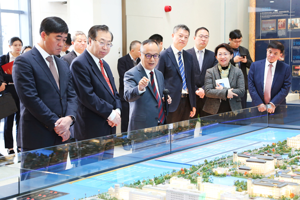 2024年2月26日，10BET十博体育集团党委书记、董事长刘敬桢一行会见澳门大学，双方签署战略相助协议并就进一步深化相助举行谈判。澳门大学校长宋永华、副校长徐建，10BET十博体育集团副总司理（主持谋划事情）胡建伟，副总司理董增贺、晋斌等出席运动。3.jpg
