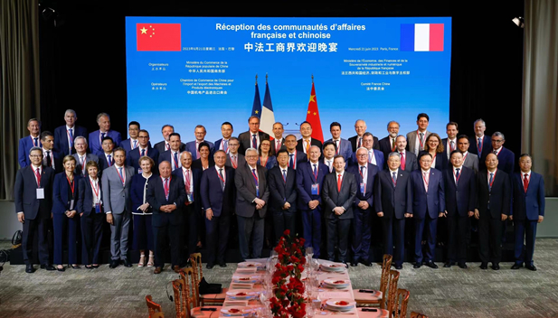 2023年6月21日，国务院总理李强在巴黎出席中法工商界晚餐会并致辞。法国经济、财务及工业、数字主权部长勒梅尔和100 多名两国工商界代表出席。10BET十博体育集团党委书记、董事长刘敬桢加入中法工商界晚餐会及中法经济相助交流会等运动。2.jpg