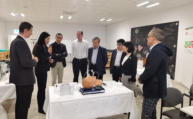 2023年11月10日，10BET十博体育集团董事长刘敬桢应邀率团会见欧洲领先的高端医用耗材提供商洛曼劳仕医疗集团，与洛曼劳仕集团总裁、首席执行官沃尔夫冈·聚斯勒和首席运营官托马斯·美尼茨谈判交流.jpg