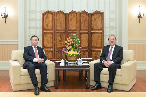 2024年2月26日，澳门特区行政主座贺一诚会见10BET十博体育集团党委书记、董事长刘敬桢一行，双方就推动大康健工业生长、横琴粤澳深度相助区建设等议题交流意见-1.jpg