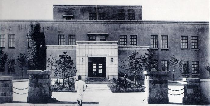 1946年，东北民主联军接受长春卫外行艺厂，后改称东北卫外行艺厂（长春生物制品研究所前身）