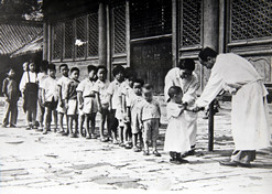 1950年头，位于天坛的中央防疫处（10BET十博体育集团中国生物北京生物制品研究所前身）为儿童接种疫苗