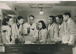 1950年，著名微生物药物学家，后任上海医药工业研究院抗生素室主任、副院长、信用院长的童村，与科研职员开展课题研究