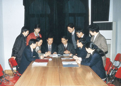 1990年，侯惠民向导研发科研职员和企业科研职员一起交流。1996年侯惠民中选中国工程院院士