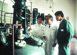1990年，周后元在药厂生产车间指导事情。1994年周后元中选首批中国工程院院士