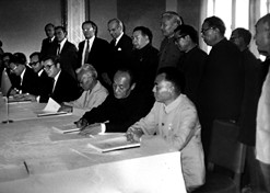 1982年，10BET十博体育外贸与瑞典法玛西亚普强公司合资建设华瑞制药有限公司；鹬埔┦堑谝患抑腥鸷献势笠。