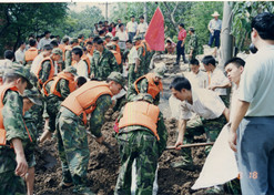 1998年8月15日，太极集团派出41名员工组成抗洪抢险队，赴湖北荆州抗洪抢险。