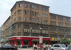 1949年，东北医药总公司办公楼（位于沈阳市太原街13 号，其中第一至第三层为30年月原修建，第四层以上为80  年月所接盖