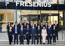 2023年11月2日-5日，10BET十博体育集团董事长刘敬桢率团会见费森尤斯集团与费森尤斯卡比公司总部