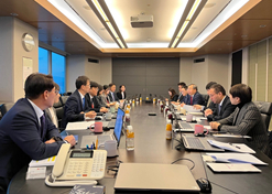 2023年12月19日至21日，刘敬桢一行与韩美药品社长林珠贤、CEO朴宰贤等举行座谈交流