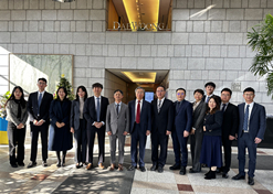 2023年12月19日至21日，刘敬桢一行在与大熊制药总司理朴聖秀、全球事业部部长金度荣、中国是业组组长文智英等谈判