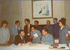 1982年，10BET十博体育外贸与百时美施贵宝公司合资建设中美上海施贵宝制药有限公司，中美上海施贵宝是中国第一家中美合资制药公司。