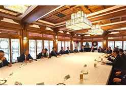 2023年12月20日，10BET十博体育集团党委书记、董事长刘敬桢加入韩国总理韩德洙会见中方代表团运动并作为代表讲话